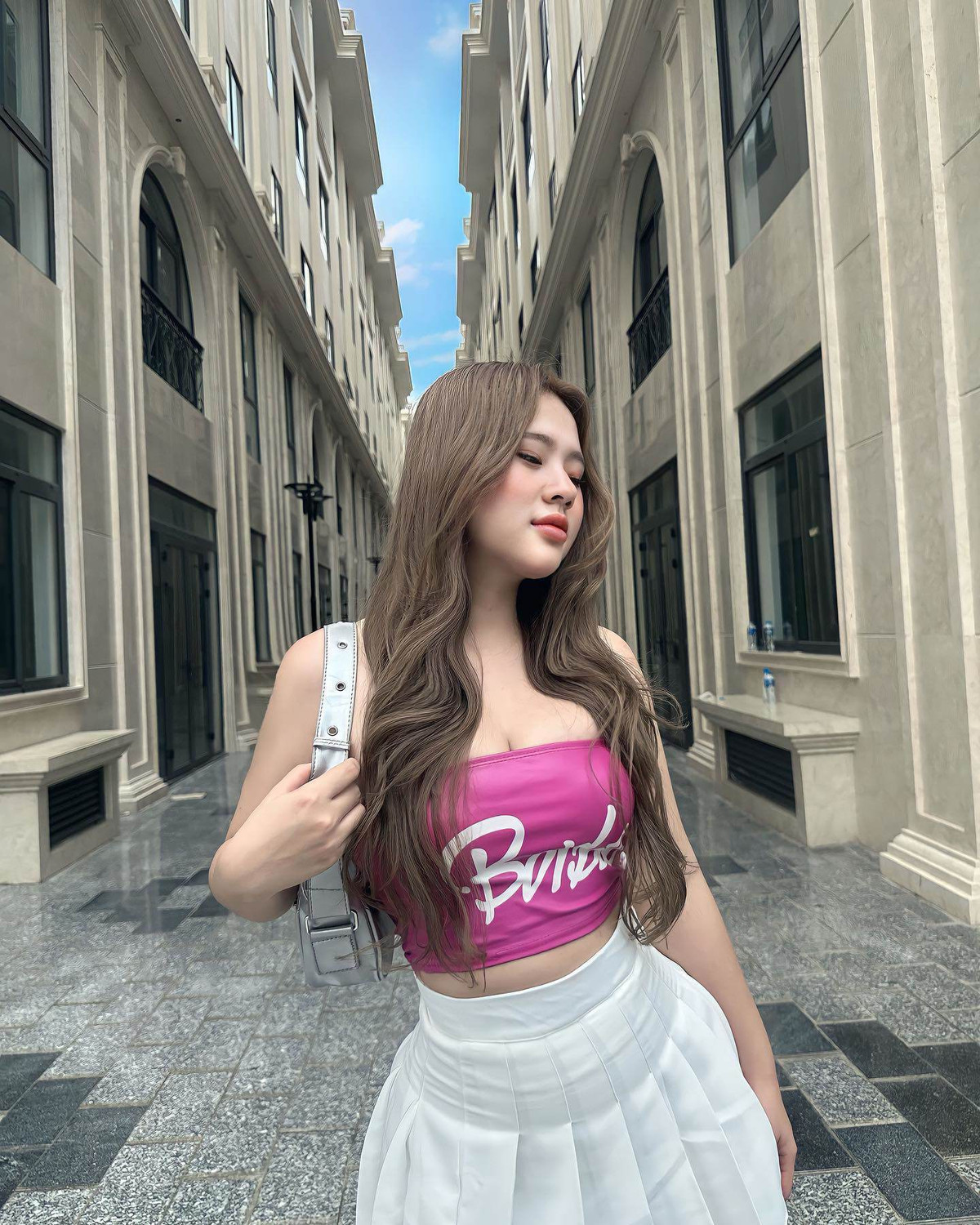 Hồng Hân bật mí: "Street style đời thường của mình khá đa dạng. Bản thân mình cũng muốn thử nghiệm nhiều phong cách khác nhau vì muốn khiến cho hình ảnh của mình không bị gò bó vào một hình mẫu cố định. Nếu nói về những item mà mình yêu thích thì chắc hẳn là những thiết kế váy ngắn, dáng xòe hoặc váy bodycon vì có thể mặc được theo nhiều phong cách...