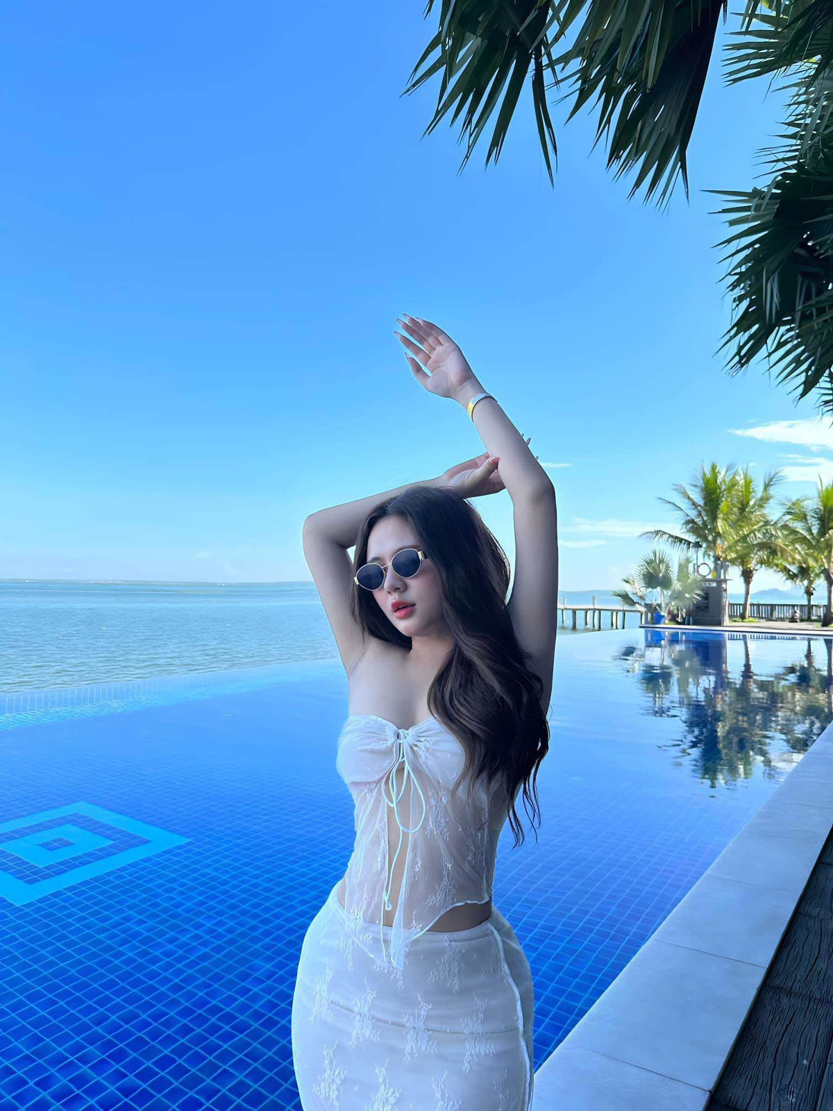 Mới đây, những hình ảnh hot girl Nguyễn Dương Hồng Hân diện trang phục ren mỏng sương, khoe vóc dáng gợi cảm trong chuyến nghỉ dưỡng thu hút nhiều lượt yêu thích trên MXH.