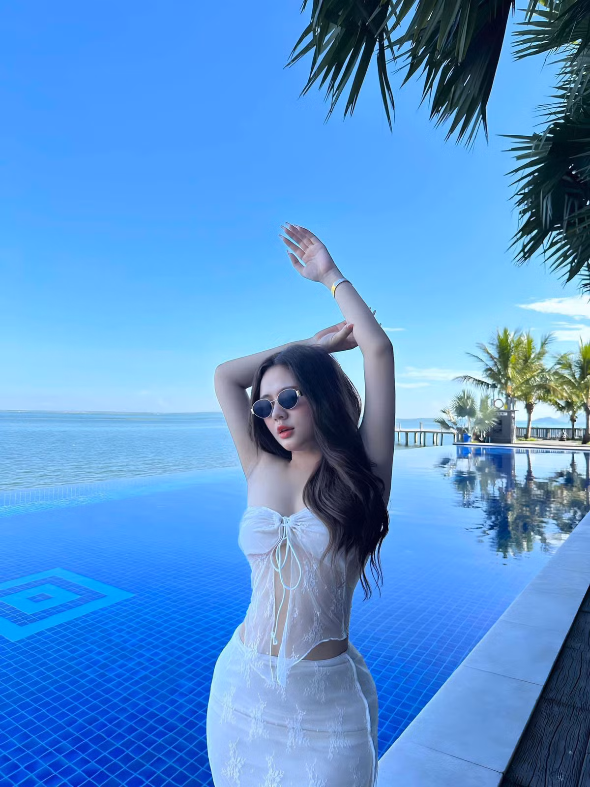 Mới đây, những hình ảnh hot girl Nguyễn Dương Hồng Hân diện trang phục ren mỏng sương, khoe vóc dáng gợi cảm trong chuyến nghỉ dưỡng thu hút nhiều lượt yêu thích trên MXH.