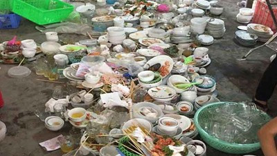 Với quan điểm mình cũng là khách, không phải người giúp việc, tại sao chỉ có mình phải ngồi rửa bát, nhà người yêu thì sao - chị em khuyên các cô gái nên xin phép và đi về.