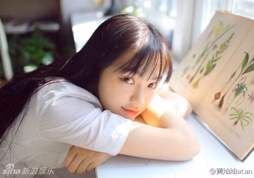 Năm 2013, hot girl Trung Quốc - Hoàng Xán Xán (sinh năm 1995) bất ngờ trở thành hiện tượng mạng khi loạt ảnh khoe vẻ xinh xắn, trong trẻo được lan truyền. Cô nữ sinh năm nhất khoa Nghệ thuật biểu diễn của Đại học Vũ Hán, Trung Quốc lúc bây giờ khiến “bao chàng trai cùng theo đuổi”.