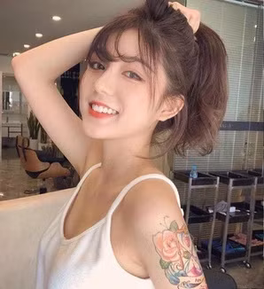 Vốn là một beauty blogger, Hiên Hiên rất rành make-up, có gu ăn mặc, thế nhưng không vì thế mà "mặt mộc" của "cô gái năm ấy chúng ta cùng theo đuôi" không hề ảo như chụp ảnh bằng ngàn lớp filter.