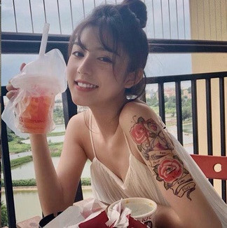 Hiên Hiên sở hữu đôi mắt to tròn long lanh, khuôn miệng nhỏ nhắn, làn da trắng hồng cùng một nốt ruồi duyên trên má. Không chỉ xinh đẹp còn rất khí chất, hình xăm bông hoa ở cánh tay, gu ăn mặc… nói lên tất cả.