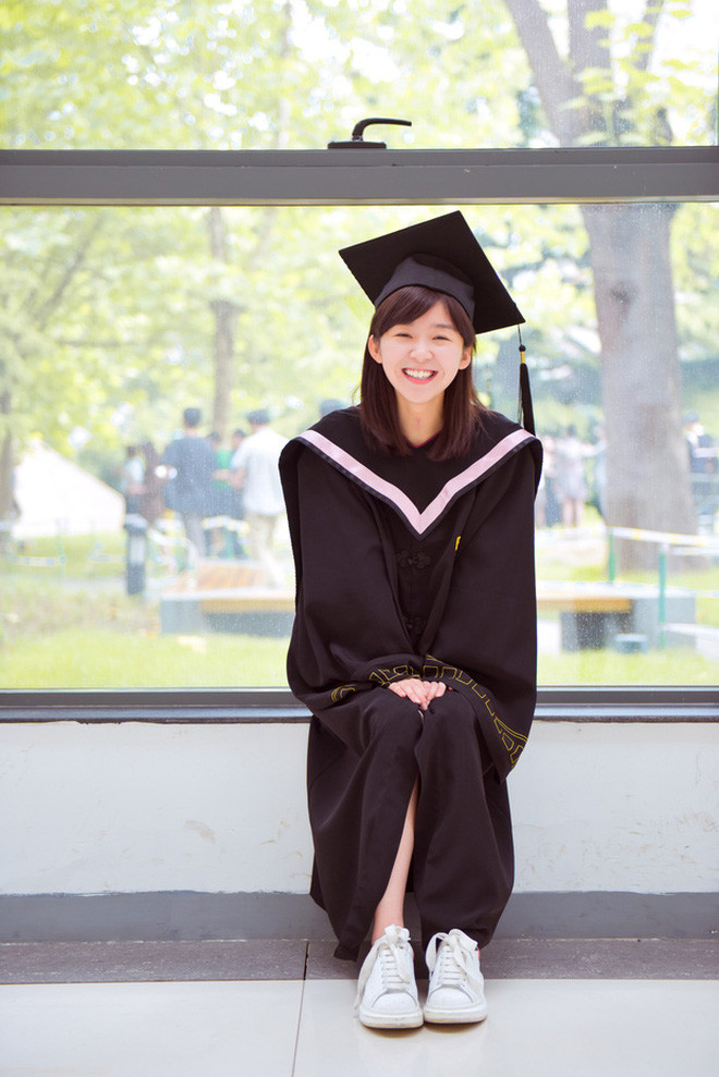 Tống Y Nhân không sở hữu gương mặt góc cạnh, sắc sảo nhưng bù lại đường nét đều rất hài hòa và dễ thương. Nhiều người còn nhận xét hotgirl Trung Quốc này có vẻ đẹp baby, trẻ con, hồn nhiên đến động lòng người.