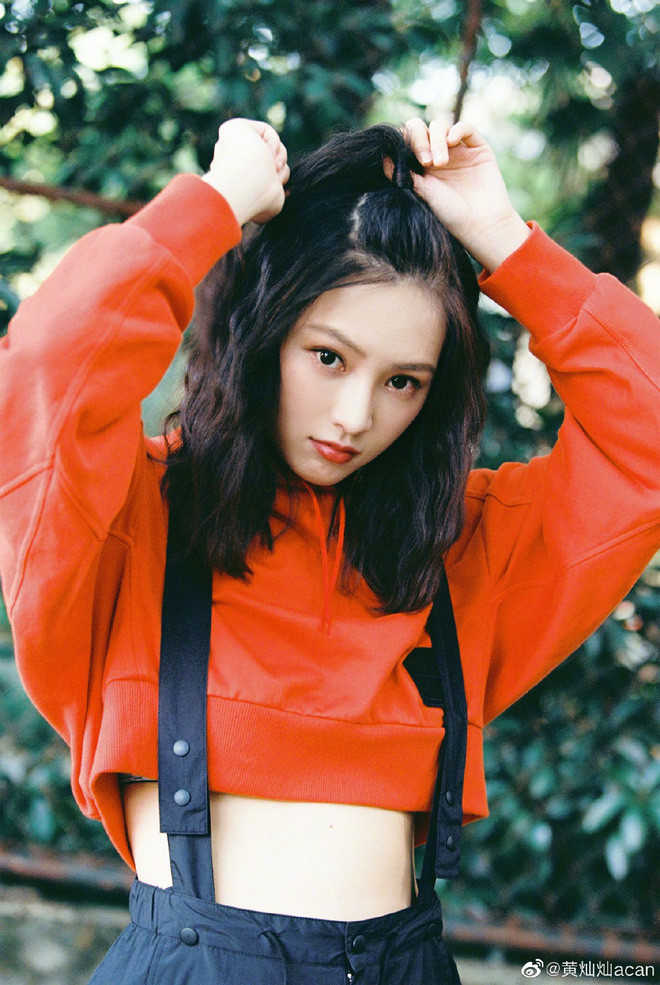 Lúc bấy giờ, hot girl MXH - Hoàng Xán Xan được ca tụng là "nữ thần Vũ Hán" và nhận được nhiều cơ hội lấn sân vào showbiz. Không nằm ngoài dự đoán, bộ phim Bong bóng mùa hè bản điện ảnh đã ưu ái chọn cô nàng làm nữ chính, nhan sắc kẹo ngọt thu phục khán giả, tiếc là bộ phim không được thành công như mong đợi.