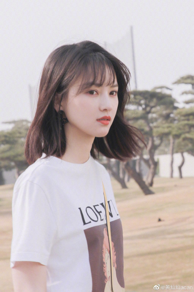 Hiện tại, Hoàng Xán Xán có hơn 5 triệu người follow trên MXH Trung Quốc. Nhiều hình ảnh ngọt ngào, khoảnh khắc đời thường trong sáng của cô nàng được chia sẻ rộng rãi.