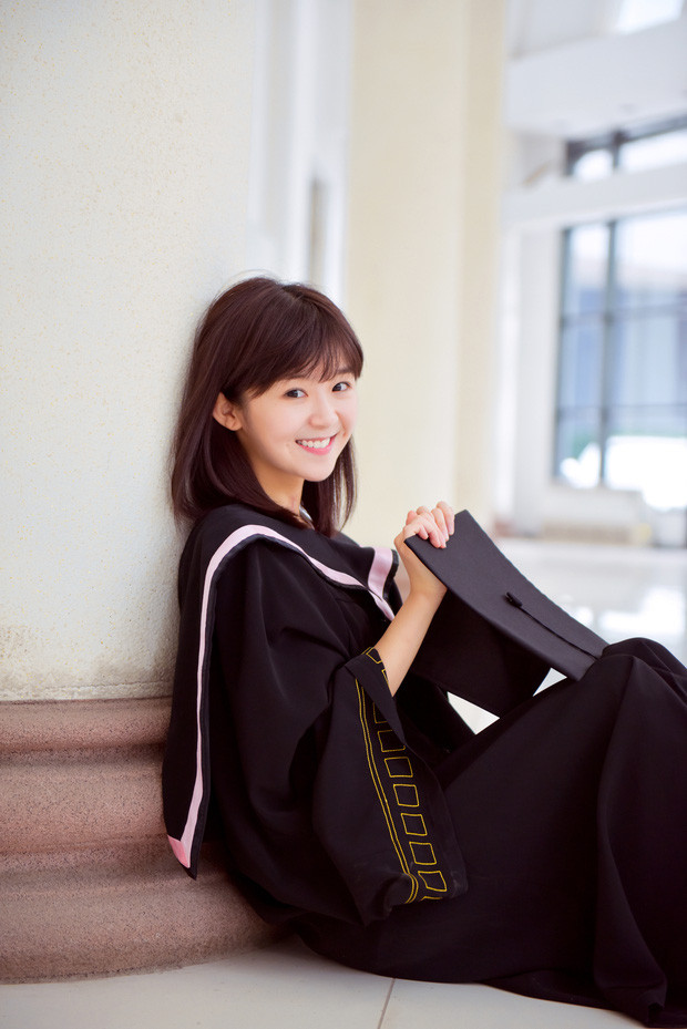 Tống Y Nhân được mệnh danh là "nữ thần đồng phục", tốt nghiệp Học viện Điện ảnh Bắc Kinh khóa 2012-2016. Người đẹp đặc biệt gây ấn tượng bởi bộ ảnh chụp kỷ yếu khiến nhiều người phát sốt trước vẻ đẹp tuyệt trần.