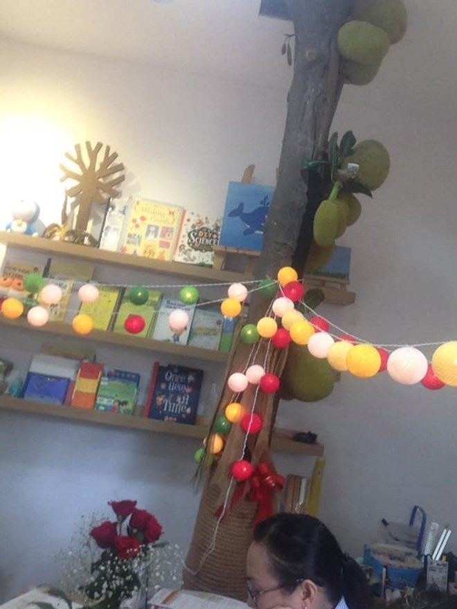 Để giải quyết "vị khách" không mời mà đến này, chủ nhà gọi thợ xây nhà đến để đào tận gốc cây tre này ra ngoài trồng mà không làm sàn nhà hư hại nhiều.