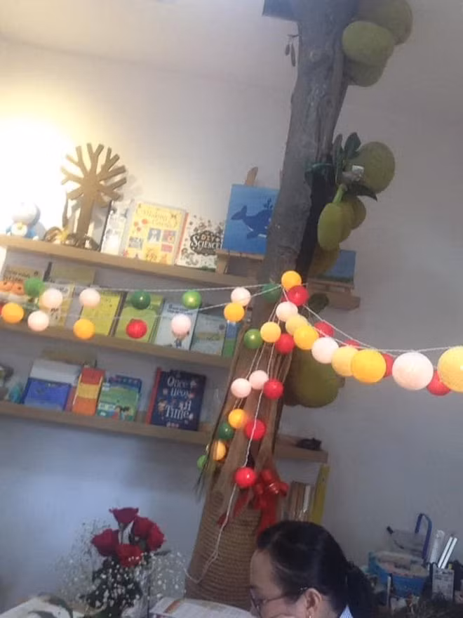 Để giải quyết "vị khách" không mời mà đến này, chủ nhà gọi thợ xây nhà đến để đào tận gốc cây tre này ra ngoài trồng mà không làm sàn nhà hư hại nhiều.