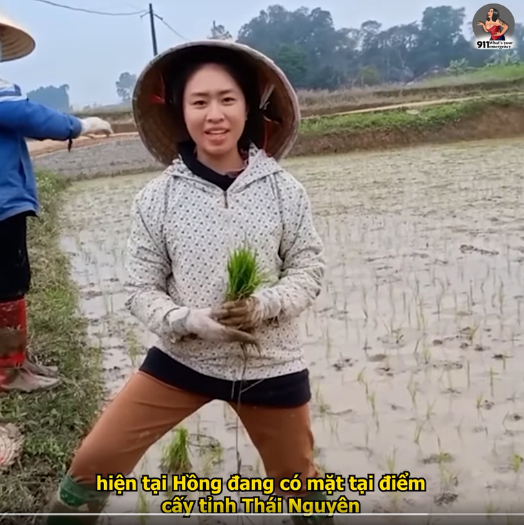 Mới đây, một nhóm diễn đàn mạng xã hội đã chia sẻ một đoạn clip TikTok khiến ai xem cũng phải tròn mắt về sự chuyên nghiệp, mượt mà của một bạn trẻ "nhập vai" phóng viên thường trú.