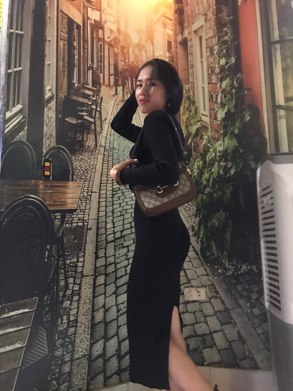 Trong những lần lên sóng của mình, Dương Hồng gây chú ý với chủ đề đơn giản, lấy ý tưởng từ những câu chuyện bản thân đã trải qua hay đơn giản là nhịp sống đang diễn ra với góc nhìn mới, vui vẻ.