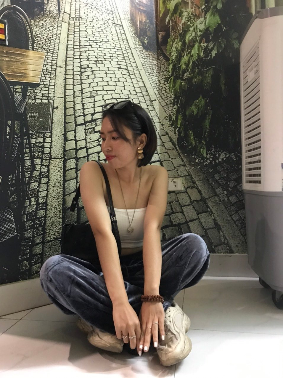 Chỉ sau vài giờ đăng tải, đoạn clip đã nhận về hàng trăm bình luận. Bên cạnh những lời khen thì có một tài khoản còn mạnh dạn gắn thẻ tên của Trung tâm tin tức VTV24 và nói rằng: “Xem xét tuyển nhân sự nè ad, một phóng viên rất tiềm năng!”.