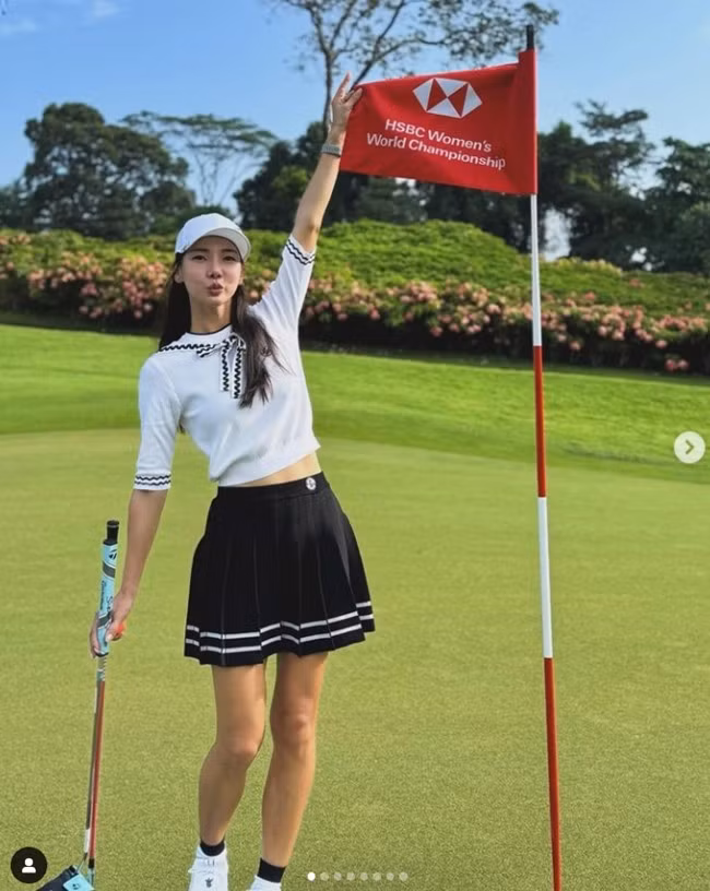 Mizili Yoon đến các phòng gym đầy đủ trang thiết bị để “độ” dáng song người đẹp cũng có thể hoàn thành các bài tập ngay tại nhà, trên một tấm thảm.