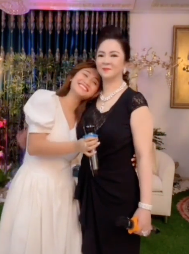 Cụ thể mới đây, trên cõi mạng bất ngờ xuất hiện một đoạn video bà chủ khu du lịch Đại Nam hát karaoke với một cô gái lạ trong nhà.