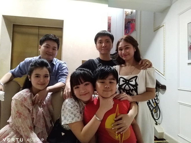 Ở một số tấm ảnh, cô nàng luôn đứng sát và có hành động thân thiết với con trai thứ của ông bà chủ Đại Nam, khiến dân tình bán tín bán nghi.