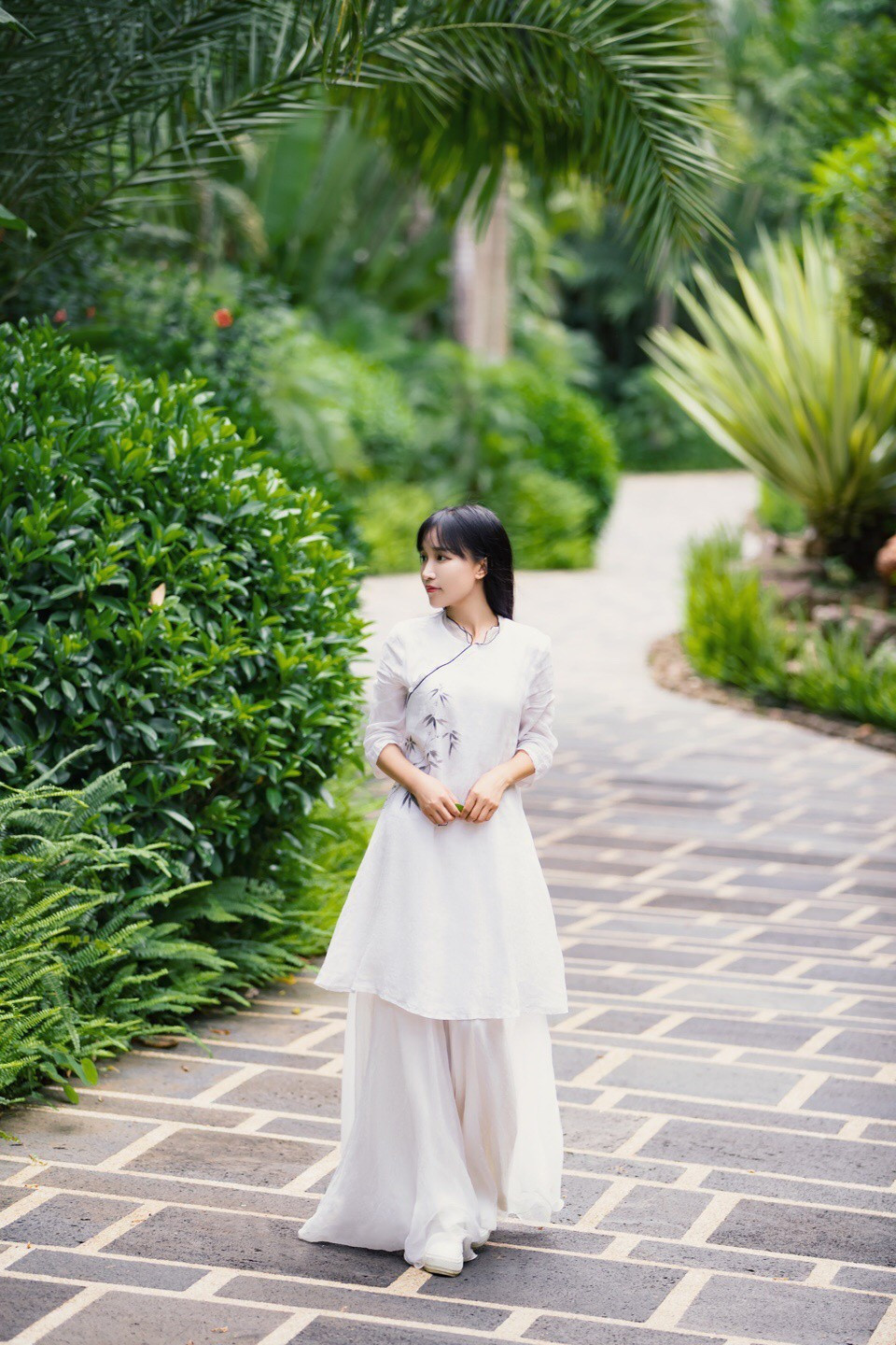 Mặc dù sở hữu vóc dáng nhỏ bé, mảnh mai nhưng Lý Tử Thất luôn tự tay làm hết các công việc trong video, kể cả việc nặng như chăn trâu, bổ củi, bào gỗ hay vác cây tre…