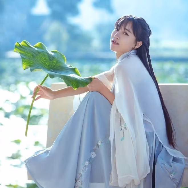 Youtuber Lý Tử Thất sinh ra và lớn lên tại vùng núi hẻo lánh thuộc tỉnh Tứ Xuyên, Trung Quốc. Năm 14 tuổi, vì hoàn cảnh gia đình khó khăn, cô phải bỏ học để lên thành phố kiếm sống.