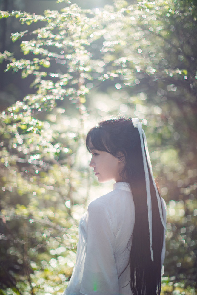 Tử Thất sở hữu gương mặt ưa nhìn cùng thân hình cân đối. Khi khoác lên người những bộ đồ cổ trang, cô đem lại cảm giác thanh thoát, tao nhã.