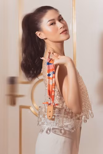 Trong suốt quãng thời gian tìm cách giảm cân, Tâm đã thử rất nhiều cách. Uống thuốc, nhịn ăn, làm máy, làm ơ, tím bầm người (như trong hình). Nhưng cái Tâm học được sau bao nhiêu cách đó là chỉ có ăn đúng tập đúng là hiệu quả thật sự thôi. Còn lại những cách kia nói thẳng luôn không có phép màu nào đâu các bạn, kể cả thạch gì đó. Phép màu như vậy chắc thế giới này 6 múi hết rồi", ái nữ nhà đại gia thủy sản cho biết thêm.