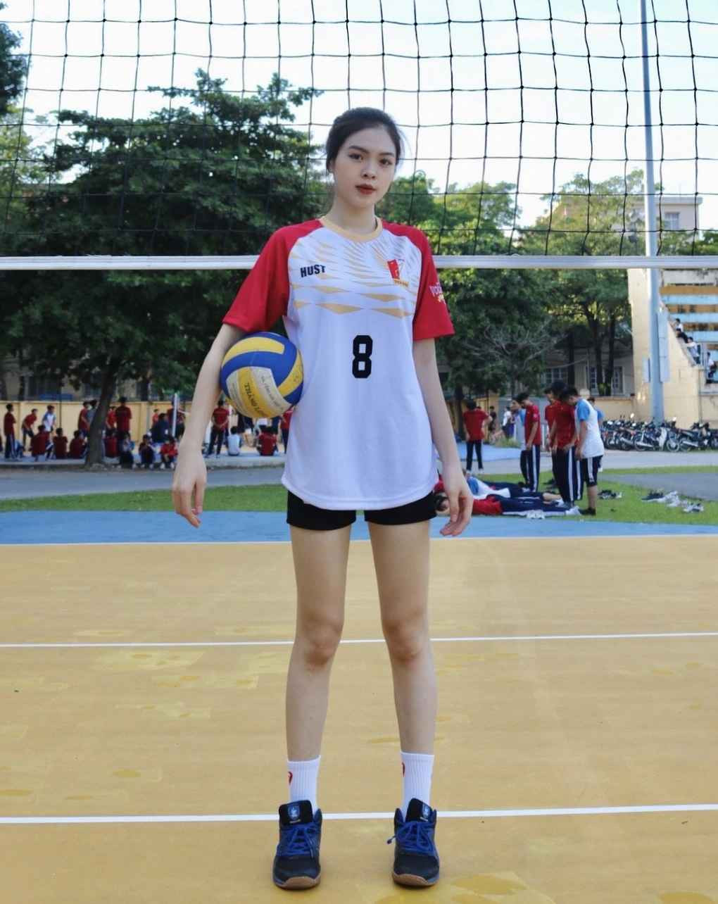 Sinh ra trong gia đình có truyền thống thể thao, Huyền Trang được tiếp xúc, tập luyện các bộ môn thể thao từ nhỏ.