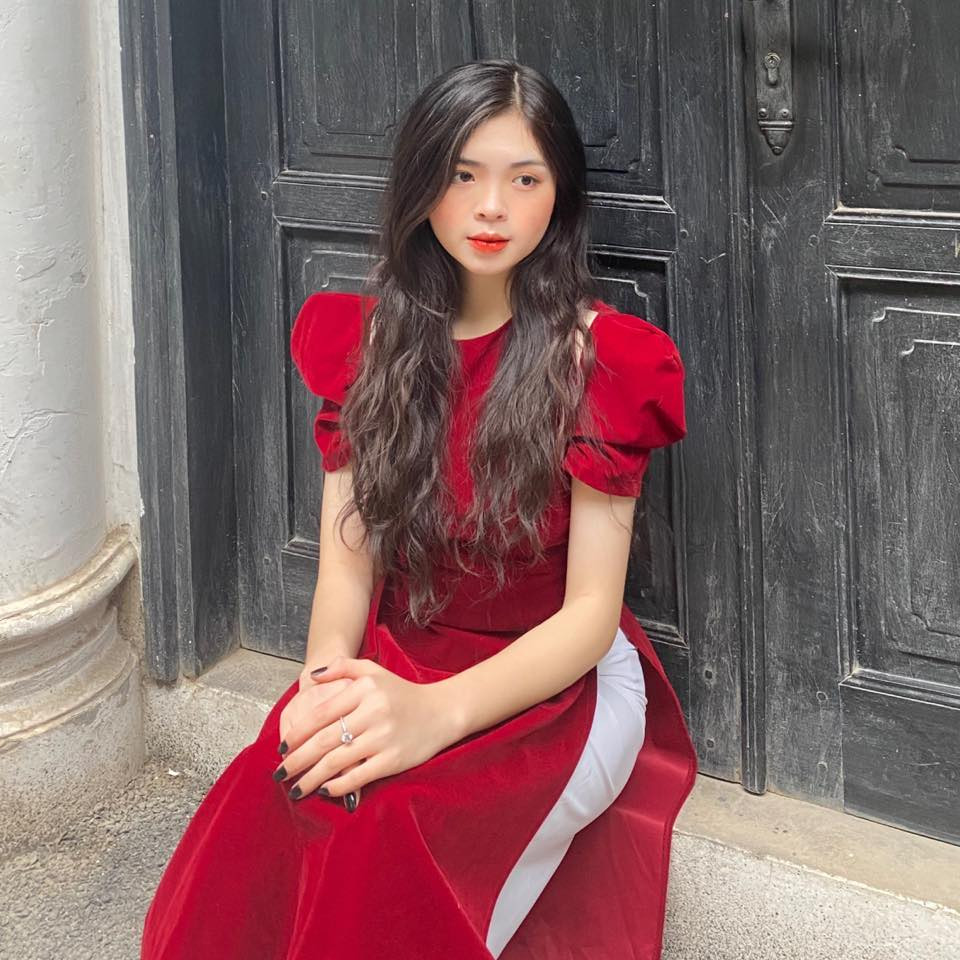 Thường ngày, Huyền Trang ưa chuộng những bộ trang phục trẻ trung, nữ tính, phù hợp với lứa tuổi (Ảnh: FBNV).