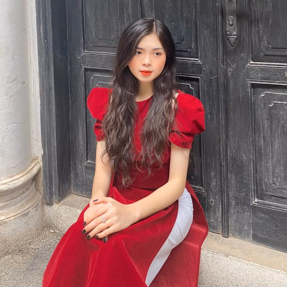 Thường ngày, Huyền Trang ưa chuộng những bộ trang phục trẻ trung, nữ tính, phù hợp với lứa tuổi (Ảnh: FBNV).