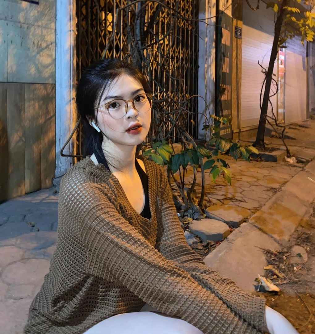 "Với mình, việc tập luyện, chơi thể thao giúp bản thân nâng cao sức khỏe và trở nên dẻo dai hơn. Đồng thời, thể thao còn mang lại những giây phút thư giãn tuyệt vời cho mình sau giờ học, làm việc căng thẳng", cô gái quê Nghệ An chia sẻ (Ảnh: FBNV).