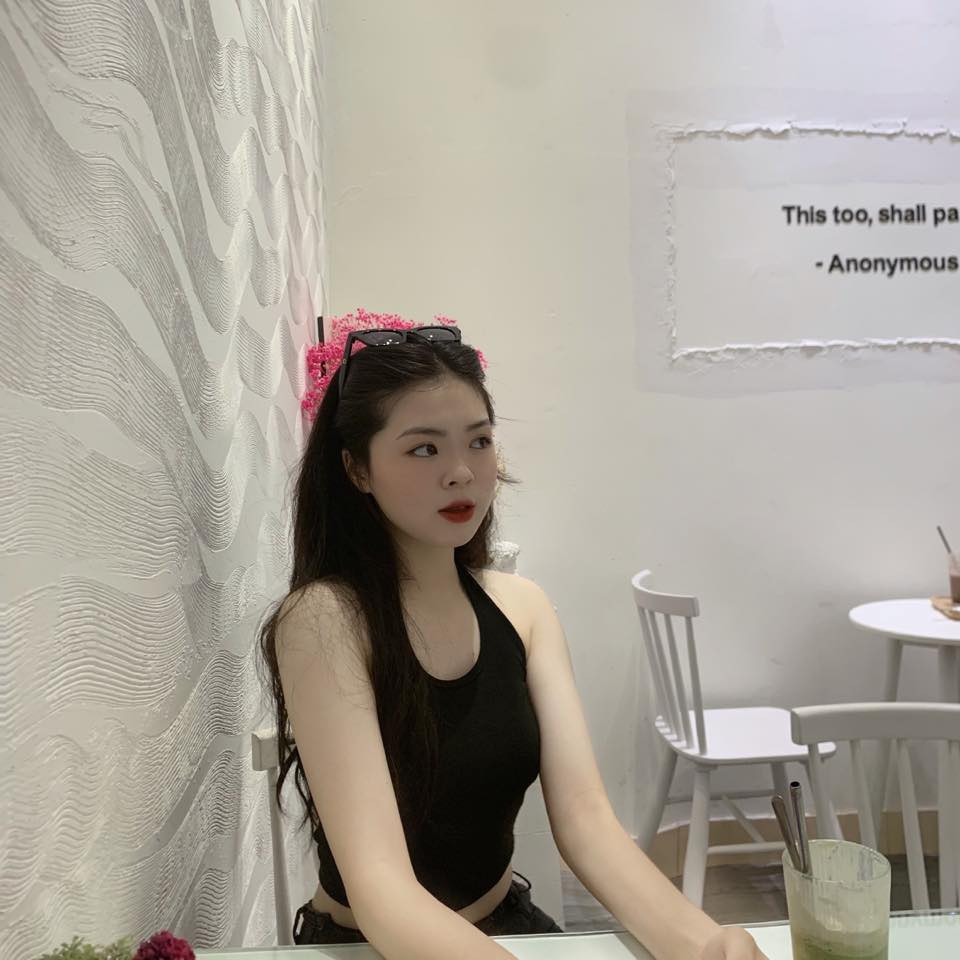 Đôi khi, Huyền Trang khéo léo lựa chọn các trang phục ngắn, ôm sát, tôn lên đôi chân dài cùng hình thể săn chắc, gợi cảm (Ảnh: FBNV).