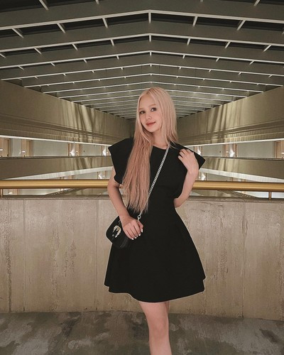 Còn nhớ trước đó nhân dịp sinh nhật anh xã, Xoài Non cũng từng mạnh tay rút hầu bao tặng một chiếc máy tính trị giá 60 triệu đồng. Hay gần nhất, đôi trẻ cùng nhau tậu một căn chung cư cao cấp tại Sài Gòn. Nhìn không gian bất động sản, ai cũng phải xuýt xoa bởi chẳng khác gì khách sạn 5 sao.