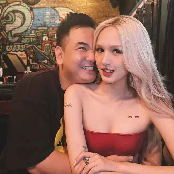 Nghe đến đây thôi cũng đủ thấy tiềm lực kinh tế của nàng hot girl chả phải dạng vừa bởi quán sắp mở nằm ở vị trí đặc địa. Chỉ cần nhìn bên ngoài thôi cũng thấy hoành tráng lắm rồi.