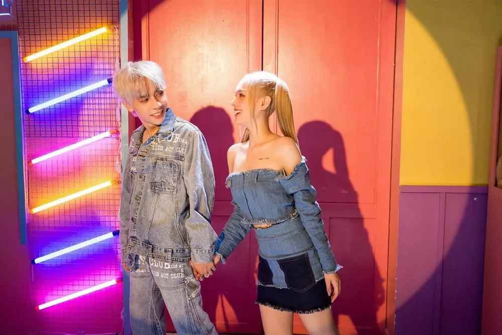 Tên tuổi Xoài Non càng được quan tâm hơn khi kết đôi với Xemesis (sinh năm 1989) - nổi tiếng trong cộng đồng game với xuất thân giàu có.