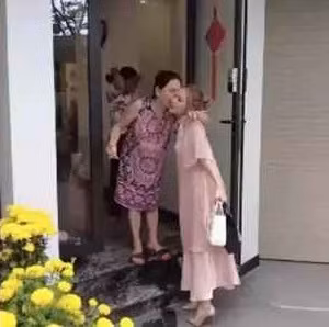 Bởi vậy cách đây không lâu, Xoài Non làm bao người trầm trồ khi khoe khoảnh khắc mua kim cương đắt tiền về tặng mẹ chồng.