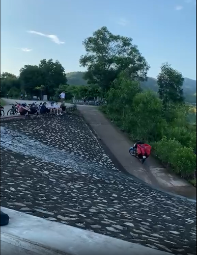 Chẳng hiểu chị Google chỉ dẫn kiểu gì, con đường mở ra trước mắt anh shipper là một hồ nước mênh mông. Thậm chí, nhiều người cũng thắc mắc về việc đứng trước hoàn cảnh đó, anh chàng giao hàng cũng dám đi xuống nước khi ngập quá bánh xe như vậy.