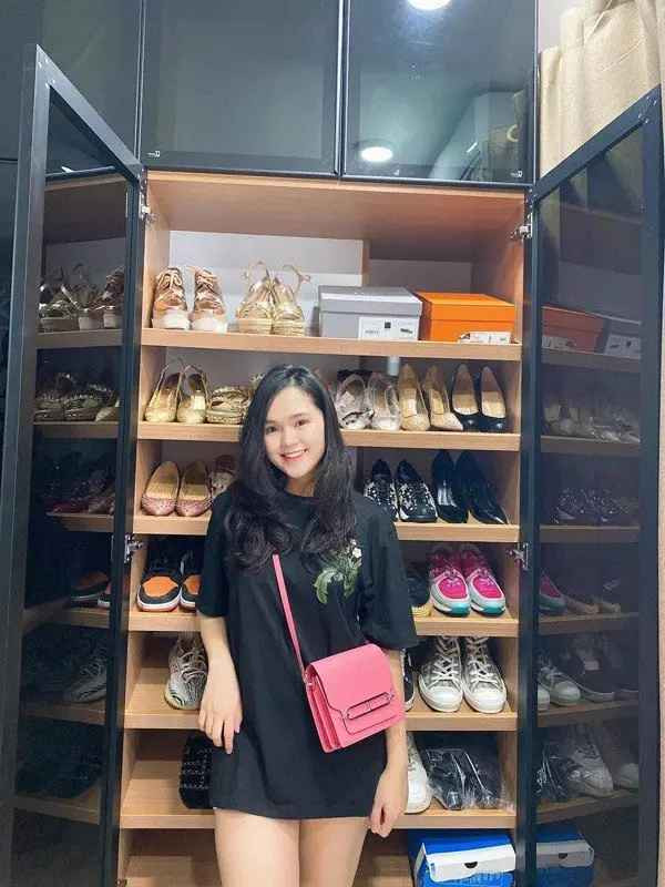 Nhìn tủ giầy của Quỳnh Anh không thiếu những đôi có giá trị vô cùng lớn.