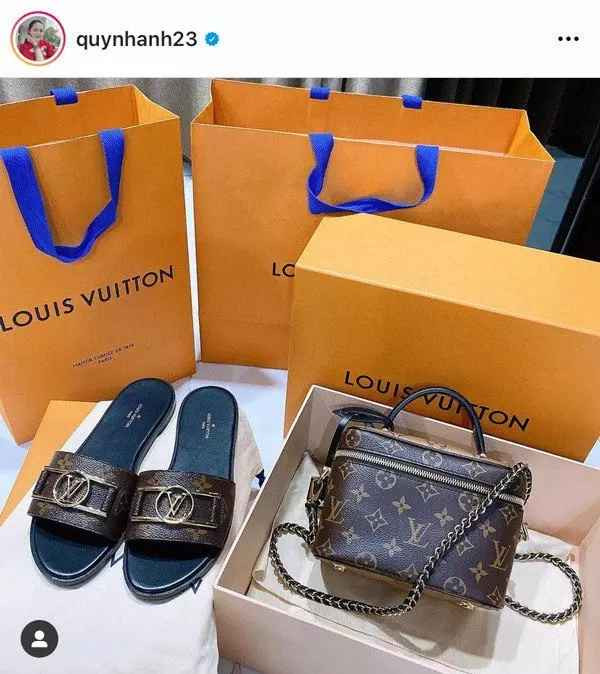 Quỳnh Anh khoe được anh xã tặng cho chiếc túi xách và dép thuộc hãng LV.