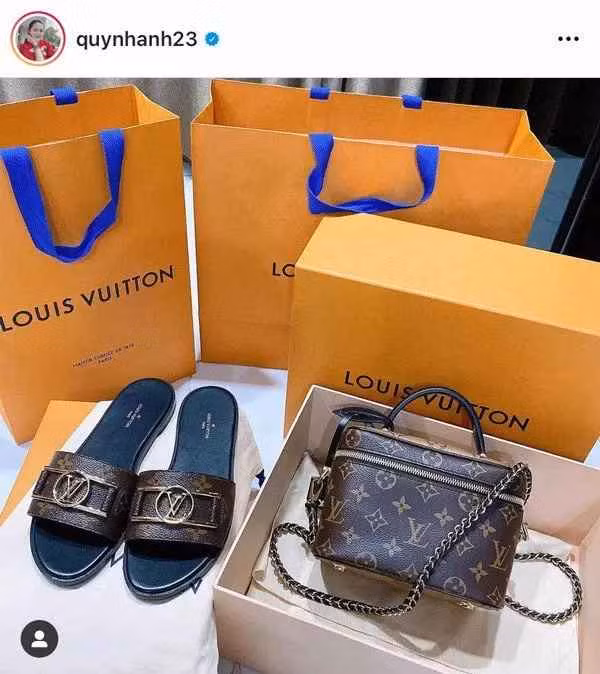 Quỳnh Anh khoe được anh xã tặng cho chiếc túi xách và dép thuộc hãng LV.