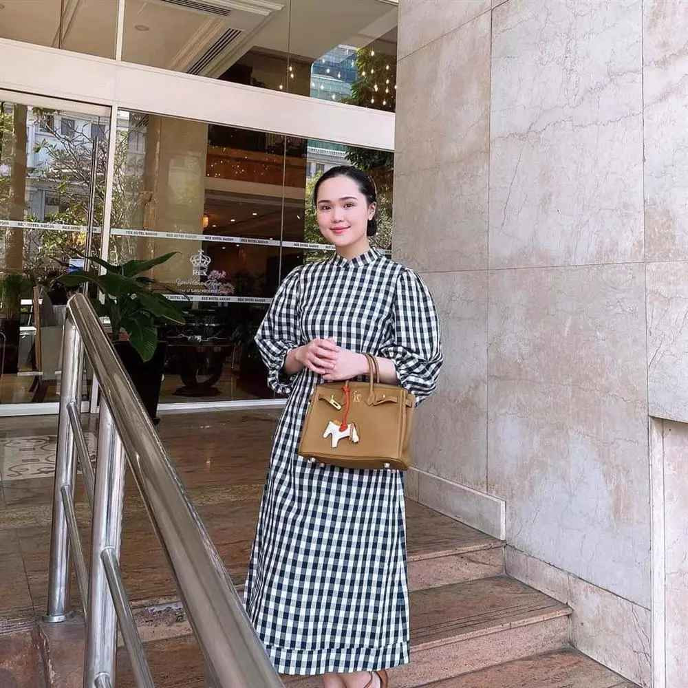 Mới nhất con gái cựu chủ tịch CLB Bóng đá Sài Gòn show ảnh trẻ trung xống phố. Nhưng tâm điểm là chiếc túi Hermes có giá hơn 200 triệu đồng.