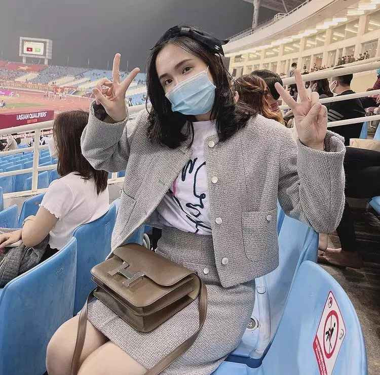 Vốn nổi tiếng là tay chơi hàng hiệu, Quỳnh Anh từng chi mạnh tay cả trăm triệu mua một chiếc túi Hermes khác.