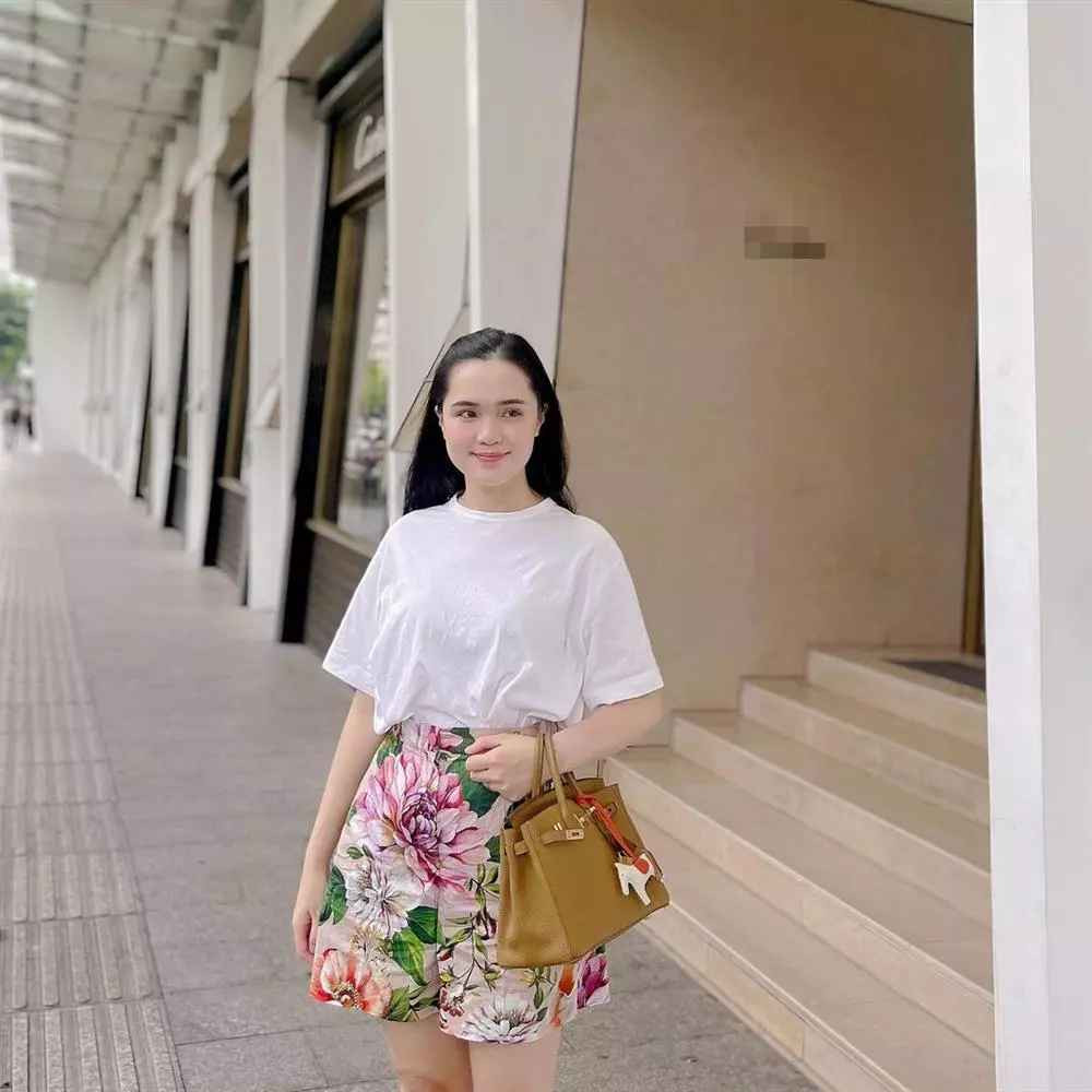 Trên trang cá nhân, vợ Đỗ Duy Mạnh thỉnh thoảng vẫn khoe ảnh đi chơi, dạo phố, thậm chí ra sân cổ vũ cho chồng. Mỗi lần xuất hiện cô đều gây chú ý với thần thái rạng rỡ.