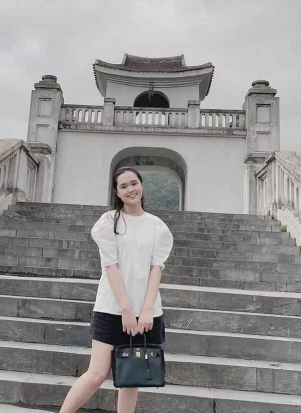 Thấy vợ lên đồ xuống phố, dù đang bận hội quân nhưng bản thân trung vệ đội tuyển Việt Nam - Đỗ Duy Mạnh cũng phải vào ngợi khen: "Mẹ Ú xinh đấy".