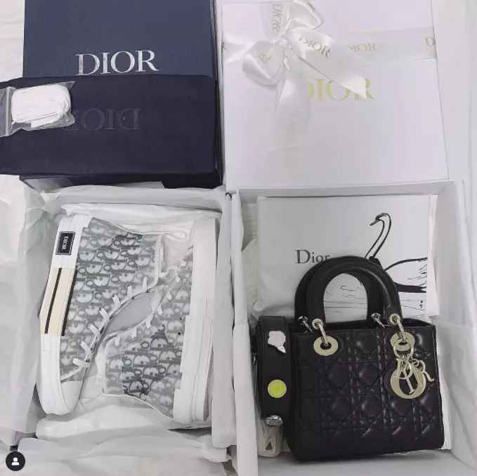 Mẫu túi Dior có giá khoảng 100 triệu đồng cũng được Quỳnh Anh "rinh" về tủ đồ hiệu của mình.
