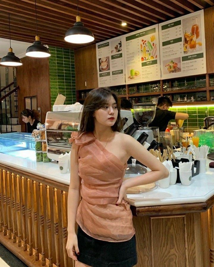 "Anh không biết nói thêm gì nữa. Cảm ơn và biết ơn em rất nhiều mình à. Chúc mừng hai mẹ con. Chúc mừng Leo đến với gia đình nhỏ của chúng ta", Thành Chung viết.