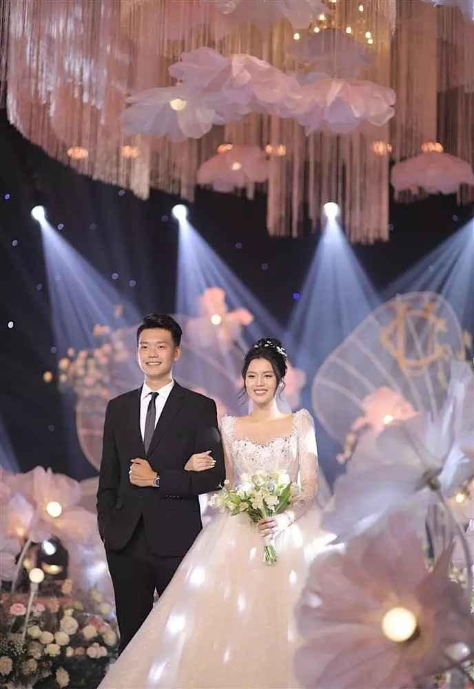 Ngoài quan tâm đến diễn biến trên sân, dân mạng còn đổ dồn về ngoại hình dàn WAGs xuất hiện để cổ vũ chồng, cổ vũ người yêu.