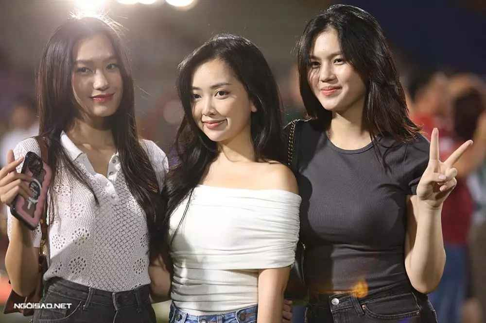 Bên cạnh Doãn Hải My (bồ Đoàn Văn Hậu), Mai Hà Trang (vợ Đức Chinh), Nguyễn Quỳnh Anh (vợ Đỗ Duy Mạnh),... thánh soi còn "tăm tia" ngoại hình Ngô Tố uyên, vợ trung vệ Thành Chung.