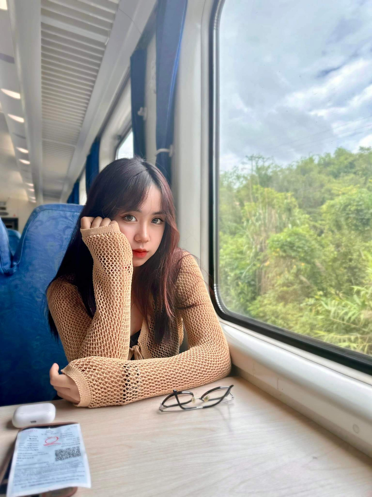 "Khó khăn là vậy nhưng thấy được mọi người hứng thú, tò mò về cuộc sống tại hai quốc gia Việt Nam - Lào, tôi như được tiếp thêm động lực để cố gắng", nữ sinh người Lào nói thêm.