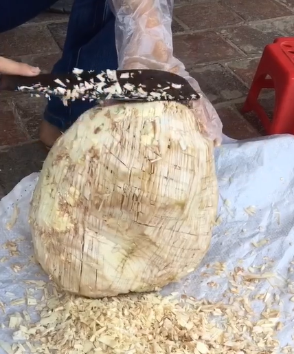 Sau khi xả hết nhựa dưới vòi, cô lại đem ra giữa nhà để... băm. Đến đây, nhiều người bối rối tự hỏi, có phải quá bực vì bổ mít sớm, cô đem quả mít ra băm nát cho đỡ tức không?