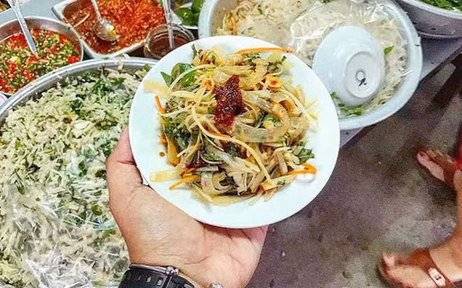 Dù công thức làm khá đơn giản, cũng tương tự như cách muối dưa cà, nhưng nhiều người ở vùng này cho rằng, không đâu làm nhút mít ngon như tại chính quê hương họ.