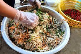 Nhút mít có thể đem trộn nộm, kho hay ăn sống như dưa và trở thành món ăn gây thương nhớ trên dải đất miền Trung.