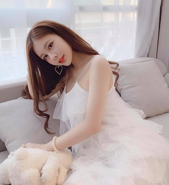 Mới đây, lại một cô nàng nữa trong dàn hot girl Việt khiến báo giới xứ Trung phải điên đảo và liên tục phải dùng những mỹ từ để ca ngợi nhan sắc. Nữ chính được nhắc tới có tên Kalli Nguyễn tên thật là Nguyễn Khánh Linh.