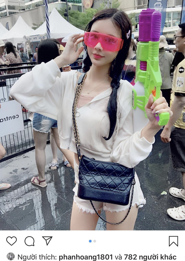 Cụ thể, trang tin khá nổi tiếng của Trung Quốc đã gọi Kalli là “nữ thần dương cầm”.